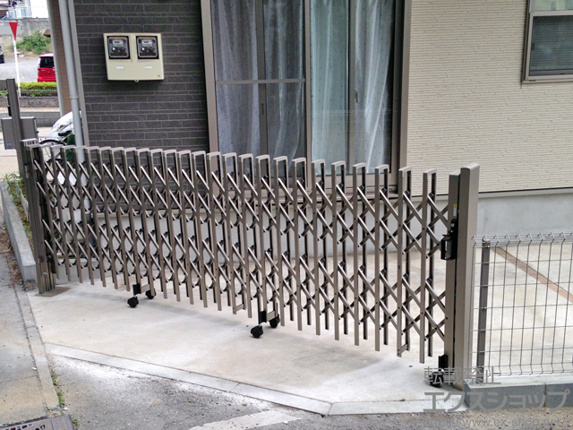 埼玉県富士見市ののカーゲート トリップゲート 傾斜地専用型 ノンレール 片開き 47S 施工例