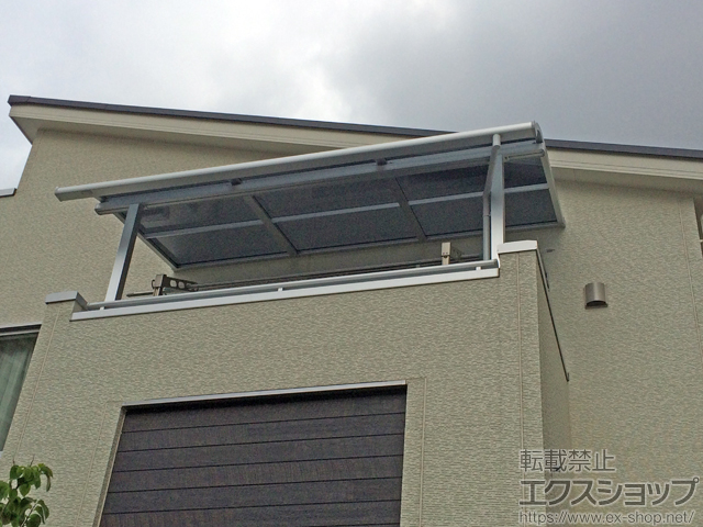 埼玉県ふじみ野市のLIXIL リクシル（トステム）のバルコニー・ベランダ屋根 ライザーテラスII R型 屋根タイプ 単体 積雪〜20cm対応＋壁付け物干し 施工例