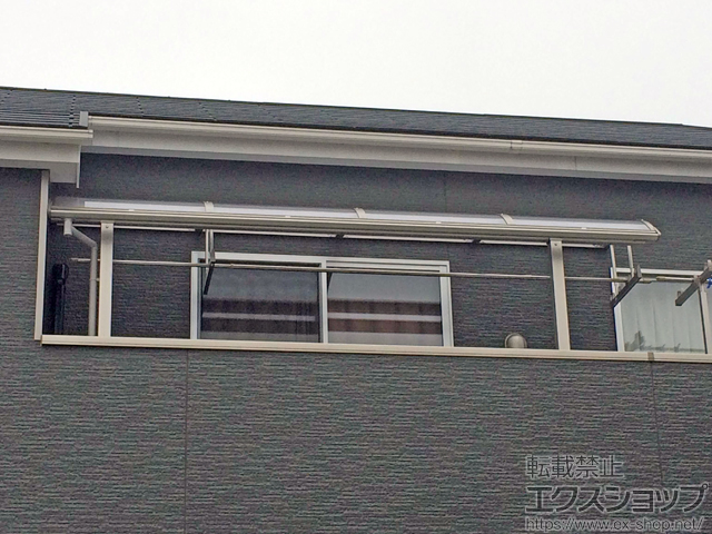 埼玉県川越市ののバルコニー・ベランダ屋根 プレシオステラス R型 屋根タイプ 単体 積雪〜20cm対応＋吊り下げ物干し 標準2本入り×1セット 施工例