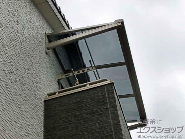 広島県安芸郡府中町のLIXIL リクシル（トステム）のバルコニー・ベランダ屋根 ライザーテラスII F型 ルーフタイプ 単体 積雪〜20cm対応 施工例