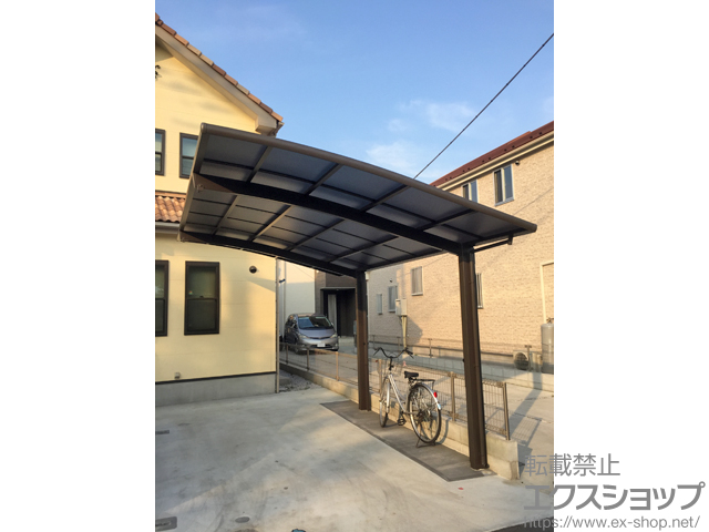 埼玉県狭山市のLIXIL リクシル（トステム）のカーポート カーブポートシグマIII 積雪〜20cm対応＋着脱式サポート ロング柱23用 1本入り×2セット 施工例