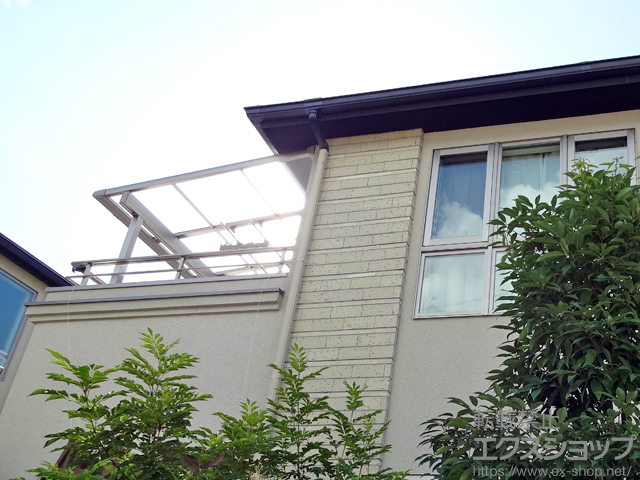 大阪府堺市のLIXIL リクシル（トステム）のバルコニー・ベランダ屋根 パワーアルファ F型 屋根タイプ 単体 積雪〜30cm対応＋パワーアルファ 用自在垂木掛け＋吊り下げ物干し ショート2本入り×1セット 施工例