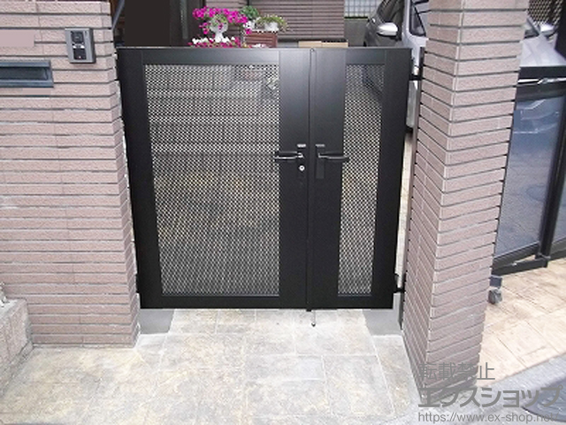 東京都世田谷区のの門扉 ライシス門扉 12型 パンチパネル 両開き親子 柱使用 施工例