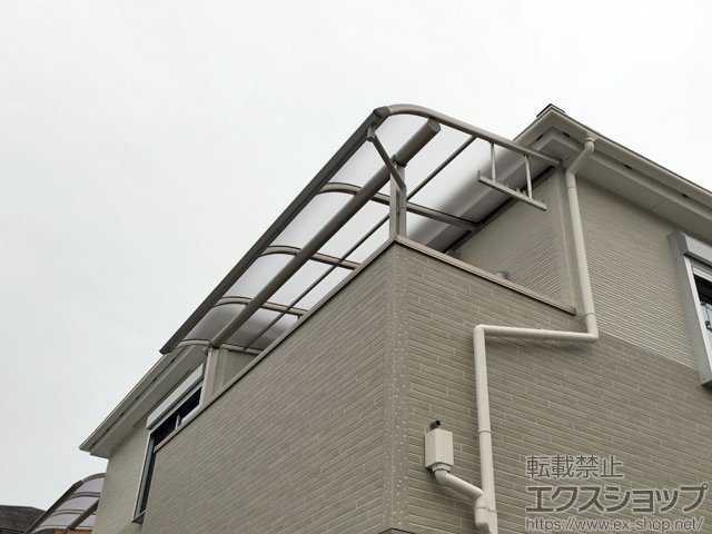 大阪府枚方市ののバルコニー・ベランダ屋根 プレシオステラス R型 屋根タイプ 単体 積雪〜20cm対応＋吊り下げ式物干し 標準 2本入り×1セット 施工例