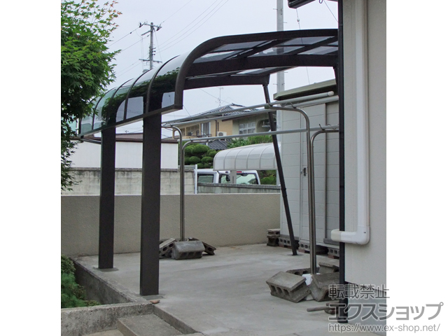 福島県福島市のLIXIL リクシル（トステム）のカーポート テールポートシグマIII 積雪〜20cm対応＋着脱式サポート(補助柱)(1本入り)＋屋根材ホルダー(1列分) 施工例