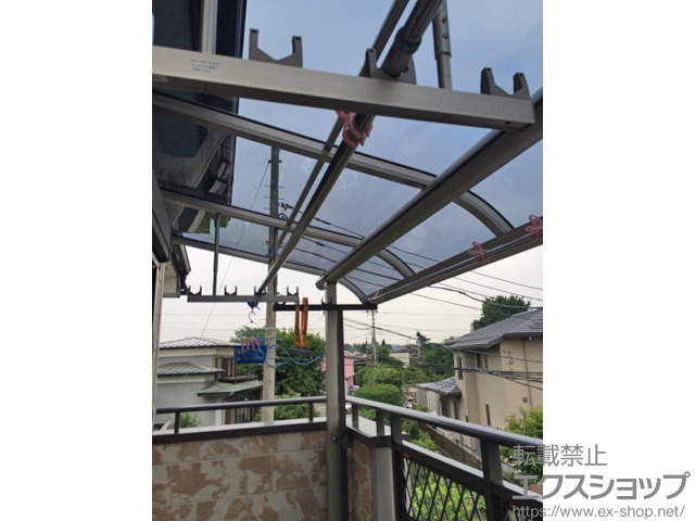神奈川県厚木市ののバルコニー・ベランダ屋根 プレシオステラス R型 屋根タイプ 単体 積雪〜20cm対応＋吊り下げ物干し 標準2本入り×1セット 施工例