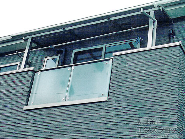 埼玉県和光市のLIXIL リクシル（トステム）のバルコニー・ベランダ屋根 ライザーテラスII R型 屋根タイプ 単体 積雪〜20cm対応＋壁付け物干し 標準タイプ 2本入×1セット 施工例