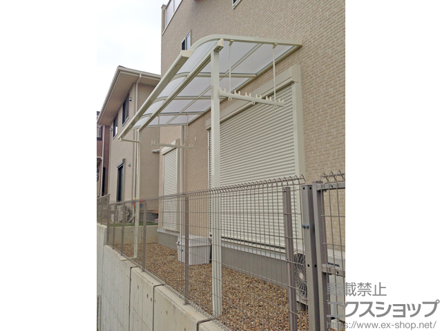 滋賀県草津市のLIXIL リクシル（トステム）のテラス屋根 ライザーテラスII R型 テラスタイプ 単体 積雪〜20cm対応＋吊り下げ式物干し ワイド 標準 2本入り×1セット 施工例