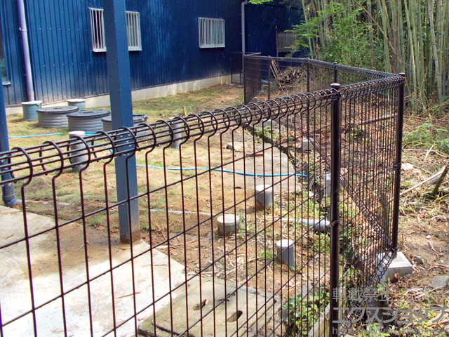 大阪府貝塚市ののフェンス・柵 メッシュフェンスM0 間仕切りタイプ 施工例