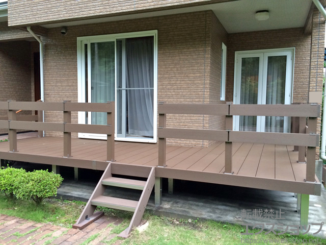 福岡県小郡市ののウッドデッキ リウッドデッキ 200＋リウッドデッキフェンス4型＜横パネル＞＋リウッドステップ5型 Sタイプ(2段)＋点検口 施工例