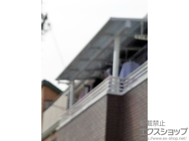 兵庫県明石市ののバルコニー・ベランダ屋根 メニーウェル Ｆ2ＵＡ型 出幅移動納まり 積雪〜20cm対応＋吊り下げ型調整式 標準タイプ 2本入り×1セット＋吊り下げ型調整式 標準タイプ 1本入り×1セット 施工例