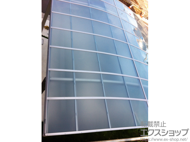 栃木県宇都宮市ののカーポート レイナツインポートグラン　積雪〜20cm対応＋水平式物干し 2本入 施工例