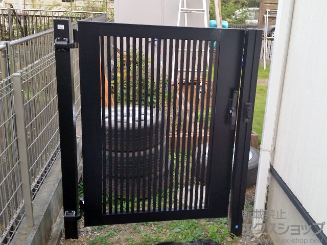 埼玉県坂戸市のの門扉 ライシス門扉 2型 細たて桟 片開き 柱使用 施工例