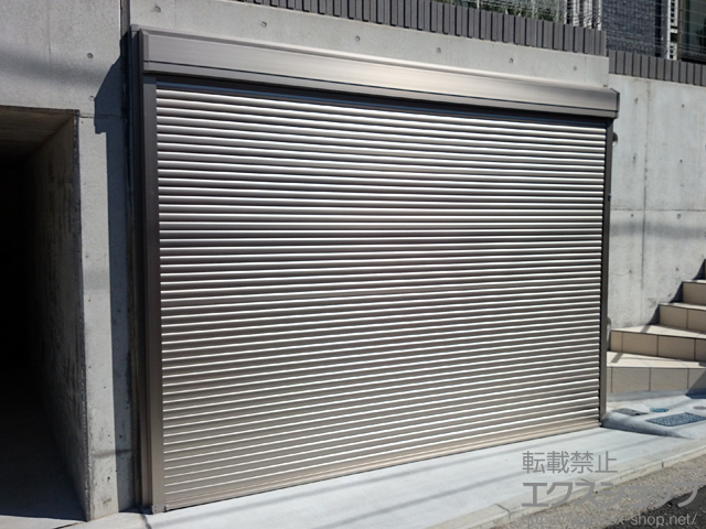 神奈川県横浜市のLIXIL リクシル（トステム）のガレージシャッター ガレージシャッタークワトロ 電動式 外部付タイプ 施工例