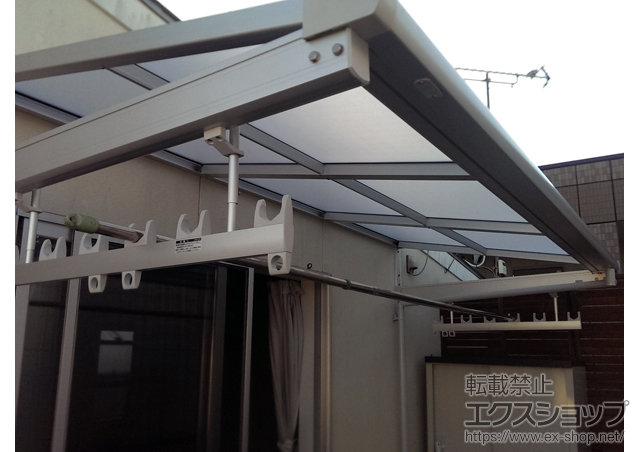 京都府京都市のLIXIL リクシル（トステム）のバルコニー・ベランダ屋根 ライザーテラスII F型 ルーフタイプ 単体 積雪〜20cm対応＋吊り下げ式物干し ワイド 2本入 施工例