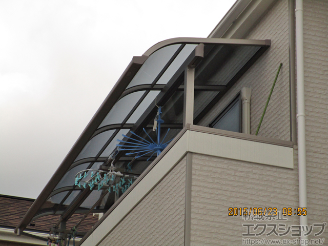 東京都町田市のLIXIL リクシル（トステム）のバルコニー・ベランダ屋根 ライザーテラスII R型 屋根タイプ 単体 積雪〜20cm対応 施工例