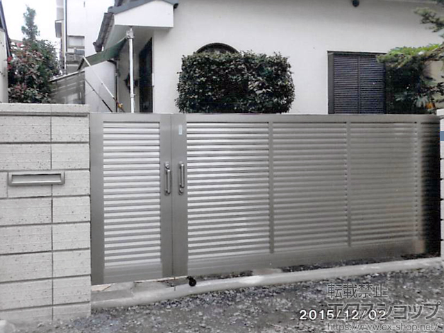 東京都板橋区ののカーゲート クレディキャスター引戸 6型 袖門扉付 施工例