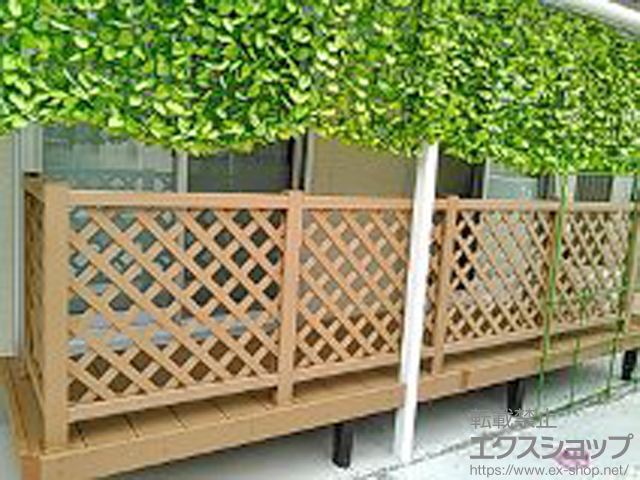 静岡県浜松市ののウッドデッキ リウッドデッキ 200＋リウッドデッキフェンス 2型＜ラチス格子＞ 施工例