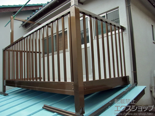 東京都板橋区のLIXIL リクシル（トステム）のバルコニー ビューステージHスタイル 縦太格子 単体 屋根置き式＋ビューステージHスタイル 用取付部品＋躯体直付け物干し（5尺用2本入り） 施工例