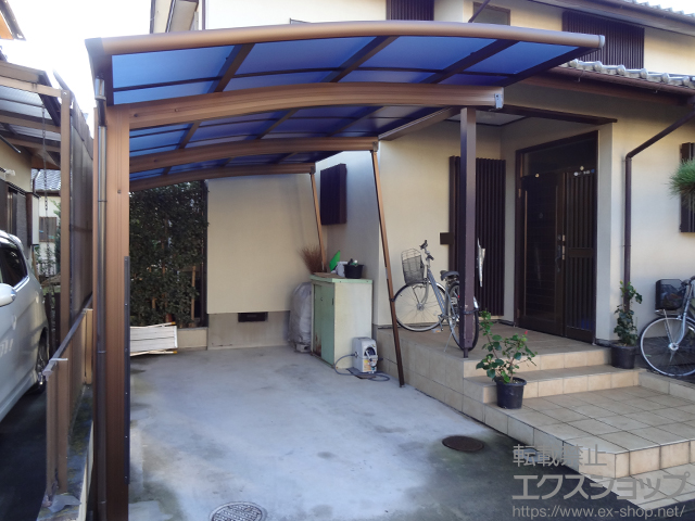 群馬県邑楽郡大泉町ののカーポート レイナポートグラン50 積雪〜50cm対応＋着脱式サポート 標準・ハイルーフ兼用 3本入り×1セット＋柱カバー(大)＋屋根ふき材補強部品 色：カームブラック　*1色のみ 施工例