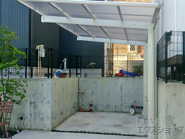 神奈川県横浜市ののカーポート エフルージュグラン　積雪〜20cm対応＋着脱式サポート 標準・ハイルーフ兼用 2本入り×1セット 施工例