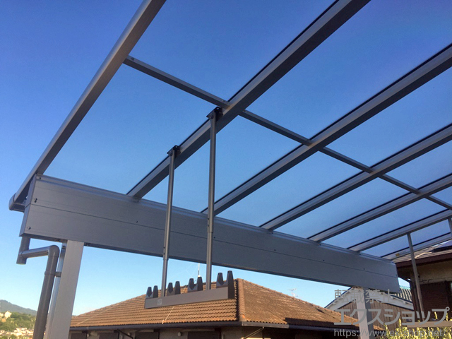 奈良県奈良市ののバルコニー・ベランダ屋根 ヴェクターテラス F型 1500 屋根タイプ 単体 積雪〜50cm対応＋吊り下げ式物干し 標準 2本入×1 施工例