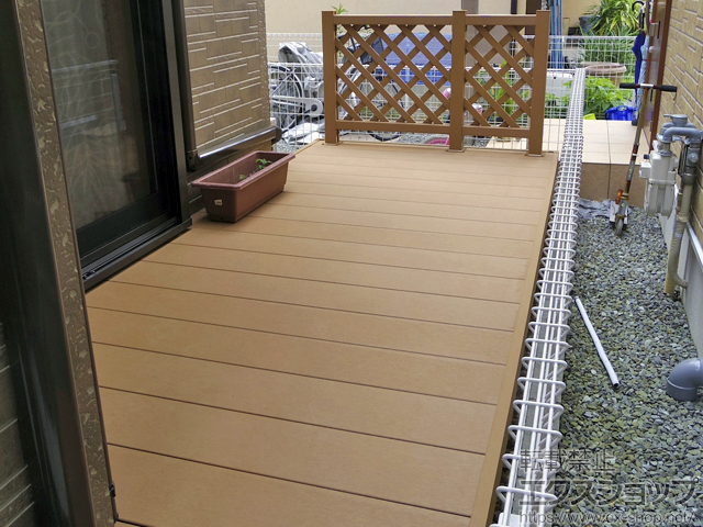 兵庫県尼崎市ののウッドデッキ リウッドデッキ 200＋リウッドデッキフェンス2型<ラチス格子> 施工例