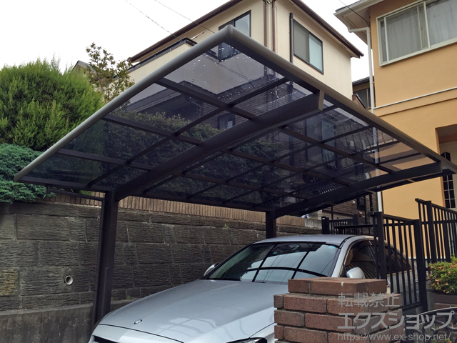 神奈川県横浜市のLIXIL リクシル（トステム）のカーポート カーブポートシグマIII 積雪〜20cm対応＋柱ガード 1本入り×1セット 施工例