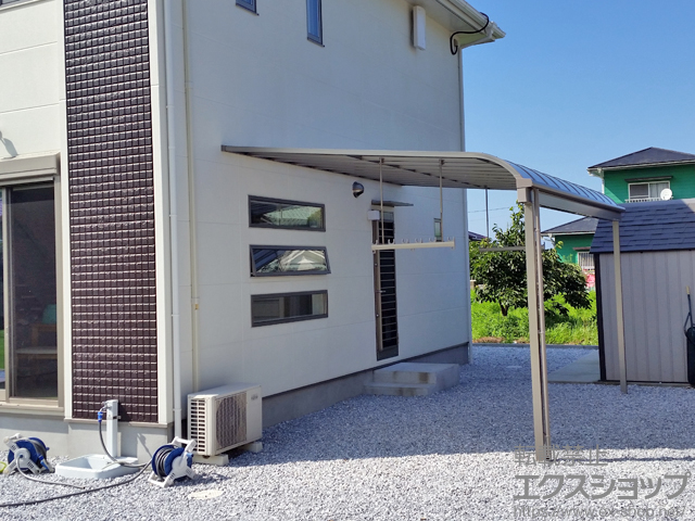 福岡県遠賀郡岡垣町のLIXIL リクシル（トステム）のカーポート ライザーテラスII R型 テラスタイプ 単体 積雪〜20cm対応＋吊り下げ物干し 施工例