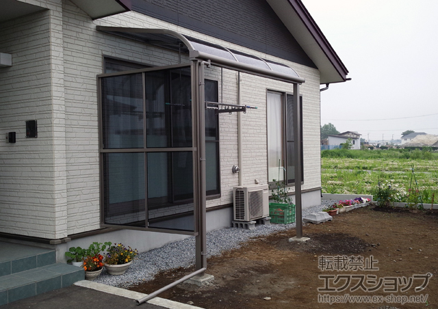 青森県十和田市のLIXIL リクシル（トステム）のテラス屋根 ライザーテラスII R型 1500 テラスタイプ 単体 積雪〜50cm対応＋吊り下げ物干し 標準2本入り×1セット＋側面スクリーン2段　片側分 施工例