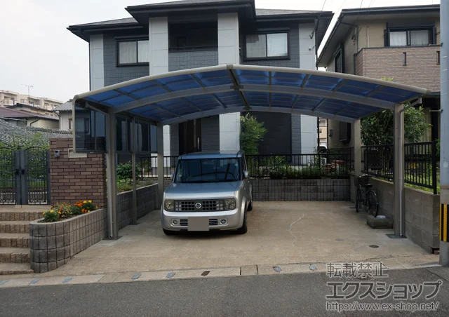 福岡県春日市のYKKAPのカーポート レイナポートグラン M合掌 積雪〜20cm対応+レイナポートグラン サイドパネル 1段 施工例