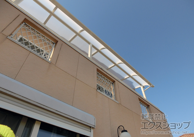 埼玉県富士見市のLIXIL リクシル（トステム）のバルコニー・ベランダ屋根 ライザーテラスII R型 屋根タイプ 連棟 積雪〜20cm対応 施工例