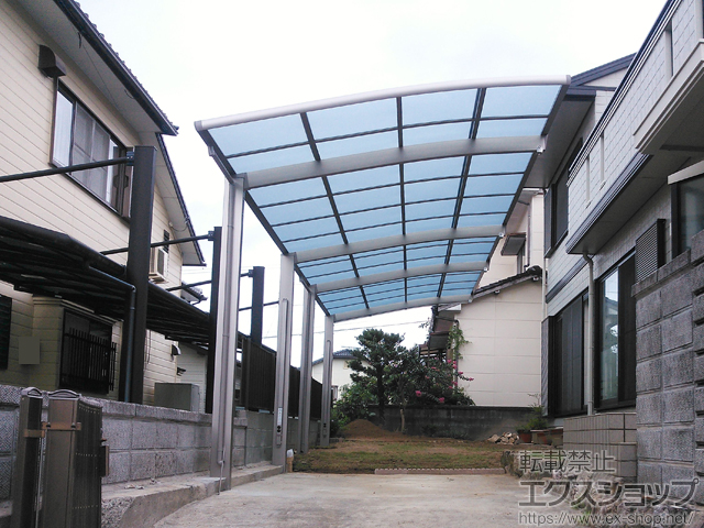 熊本県荒尾市のLIXIL リクシル（トステム）のカーポート ネスカR (ラウンドスタイル) 縦連棟 積雪~20cm対応＋着脱式サポート ロング柱用 2本入＋屋根材ホルダー50型用＋母屋補強材セット 施工例