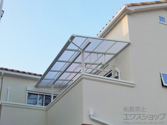 大阪府東大阪市のLIXIL リクシル（トステム）のテラス屋根 ライザーテラスII F型 テラスタイプ 単体 積雪〜20cm対応＋吊り下げ式物干し 標準 2本入り×2セット 施工例