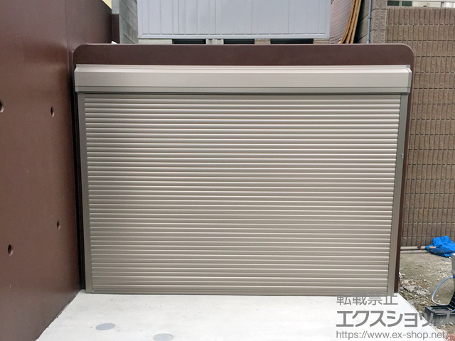 福島県いわき市のLIXIL リクシル（トステム）のガレージシャッター ガレージシャッタークワトロ 電動式 外部付タイプ ※外部停電時開閉機構 施工例