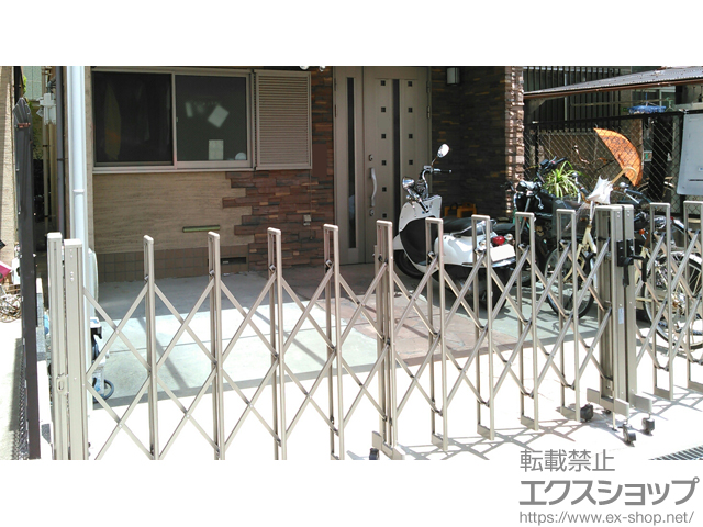 大阪府大阪市のLIXIL リクシル(新日軽)のカーゲート セレビューFA型 ノンレール＜キャスター式＞ 両開き 53WA 施工例
