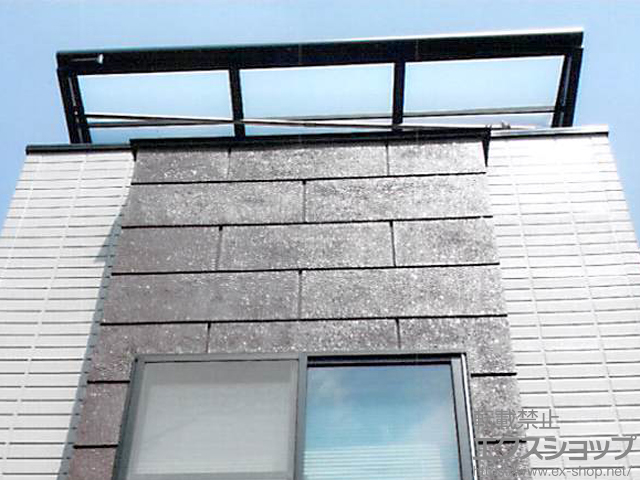 東京都大田区のLIXIL リクシル（トステム）のバルコニー・ベランダ屋根 ライザーテラスII F型 ルーフタイプ 単体 積雪〜20cm対応＋ルーフ用竿掛け(4個入り) 施工例