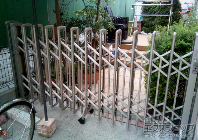 埼玉県川口市ののカーゲート レイオス3型(ペットガード) ノンレール 片開き 23S 施工例