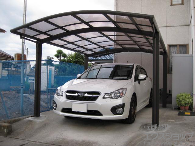 山梨県甲斐市のLIXIL リクシル（トステム）のカーポート カルエードシグマIII 積雪〜20cm対応 施工例