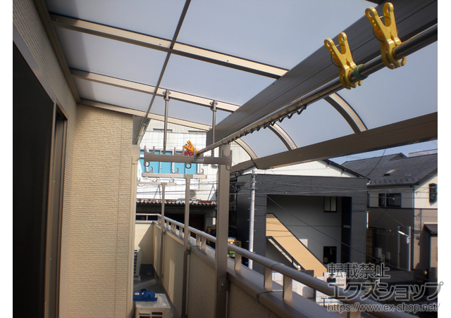 千葉県松戸市のLIXIL リクシル（トステム）のバルコニー・ベランダ屋根 ライザーテラスII R型 屋根タイプ 単体 積雪〜20cm対応＋ライザーテラスII用 吊り下げ物干し 施工例