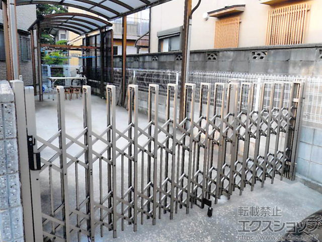 大阪府枚方市ののカーゲート トリップゲート ペットガード型 ノンレール 片開き 30S 施工例