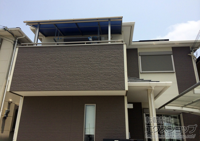 大阪府泉佐野市ののバルコニー・ベランダ屋根 プレシオステラス R型 屋根タイプ 単体 積雪〜20cm対応＋吊り下げ物干し 標準2本入り×1セット 施工例