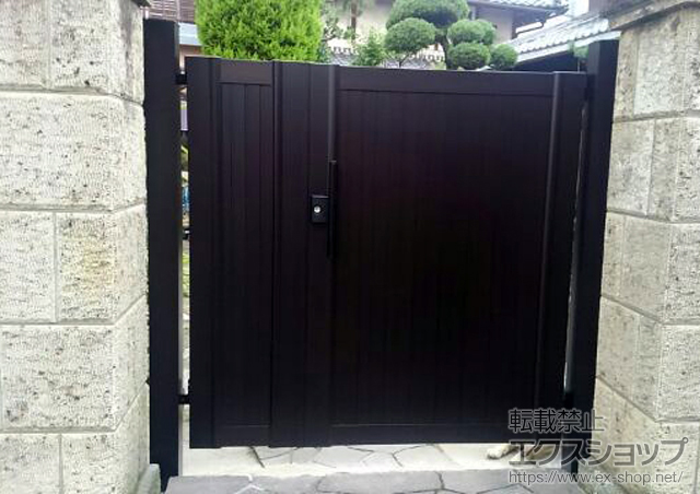 大阪府茨木市のの門扉 ルシアス門扉CW01型 たて目隠し 両開き親子 アルミカラー 門柱使用 施工例