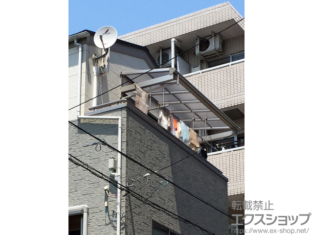 神奈川県横浜市ののバルコニー・ベランダ屋根 ヴェクターテラス F型 1500 ルーフタイプ 単体 積雪〜50cm対応＋吊り下げ式物干し 標準 2本入×1 施工例