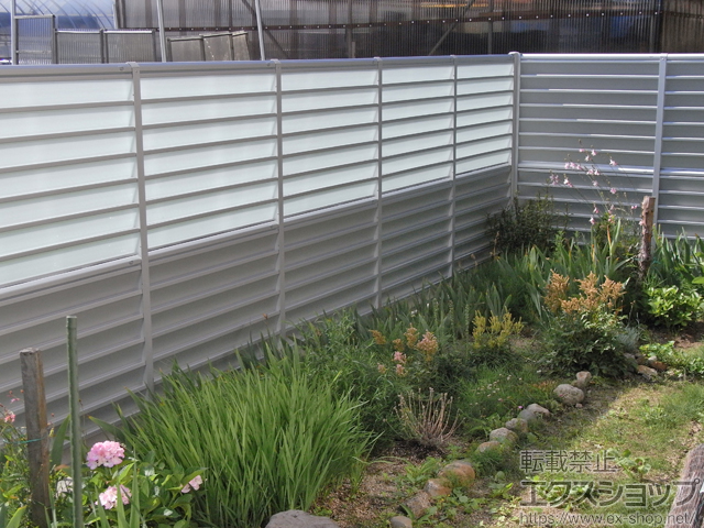 山形県南陽市ののフェンス・柵 サニーブリーズフェンス 間仕切りタイプ<二段施工>上段S型<採光>+下段A型<アルミ> 施工例