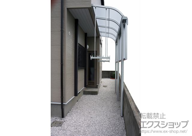 徳島県板野郡藍住町のLIXIL リクシル（トステム）のテラス屋根 ライザーテラスII R型 テラスタイプ 単体 積雪〜20cm対応＋吊り下げ物干し（標準） ロング2本入り×1セット＋前面スクリーン1段 施工例