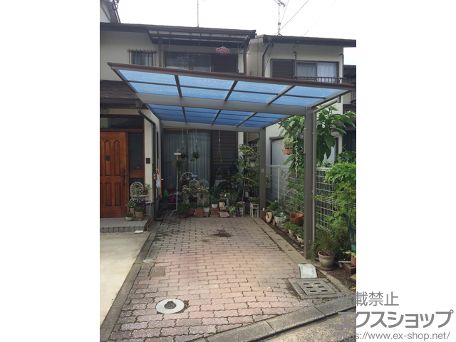 福岡県大野城市ののカーポート フーゴF (フラットスタイル) 木調色 積雪~20cm対応＋物干しセット 標準2本入 施工例