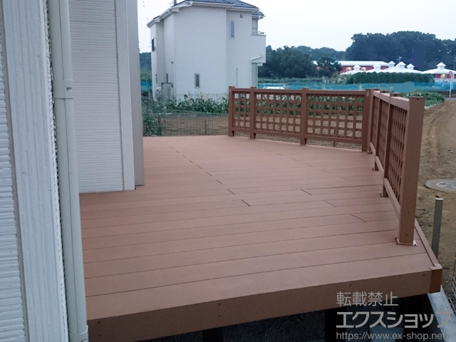 東京都東村山市ののウッドデッキ リウッドデッキ 200＋リウッドデッキフェンス1型＜井桁格子＞ 施工例