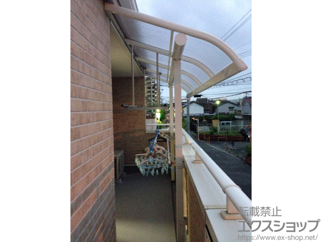 大阪府大阪市ののバルコニー・ベランダ屋根 ヴェクターテラス R型 屋根タイプ 単体 積雪〜20cm対応＋吊り下げ式物干し 標準 2本入り×1セット 施工例