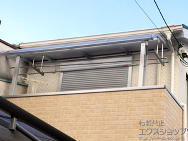 大阪府大阪市ののバルコニー・ベランダ屋根 ヴェクターテラス R型 屋根タイプ 単体 積雪〜20cm対応＋吊り下げ式物干し 標準 2本入り×1セット 施工例
